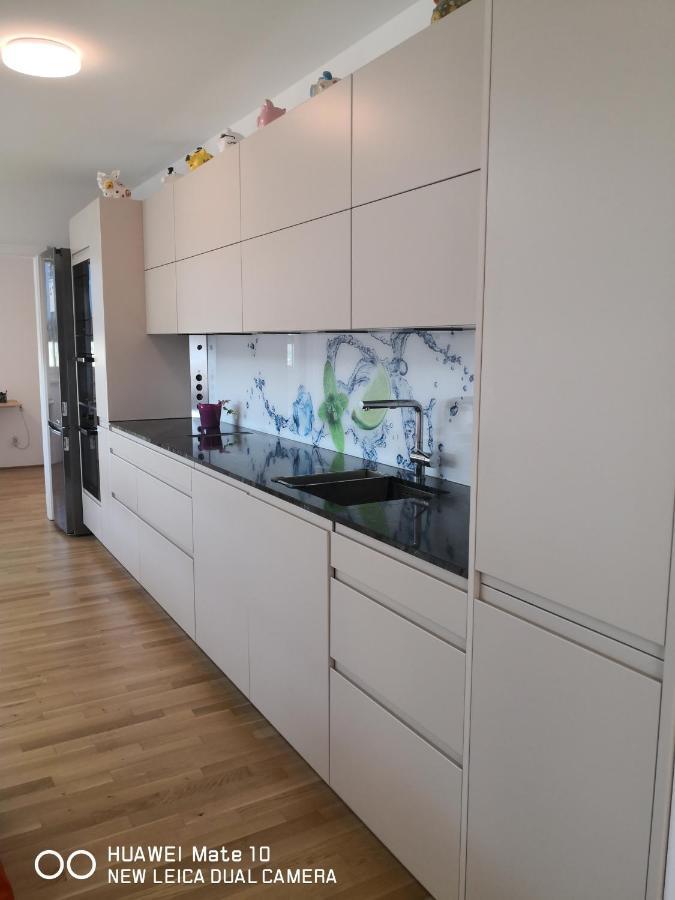 Modern Apartment Bei U Bahn Simmering Wien Exterior foto